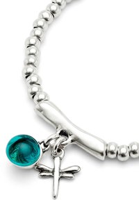 Pulsera de cuentas plateadas con una barra curva de plata, con un charm redondo en tono teal y un pequeño colgante de libélula plateada.