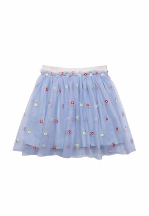 Lichtblauwe tule rok met een geraffineerde tailleband, geborduurd met kleine rode en witte bloemmotieven, met een transparante textuur.