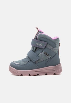 Високи сиви и розови детски боти с велкро ленти, марка "superfit," и етикет Gore-Tex за защита от атмосферни влияния.