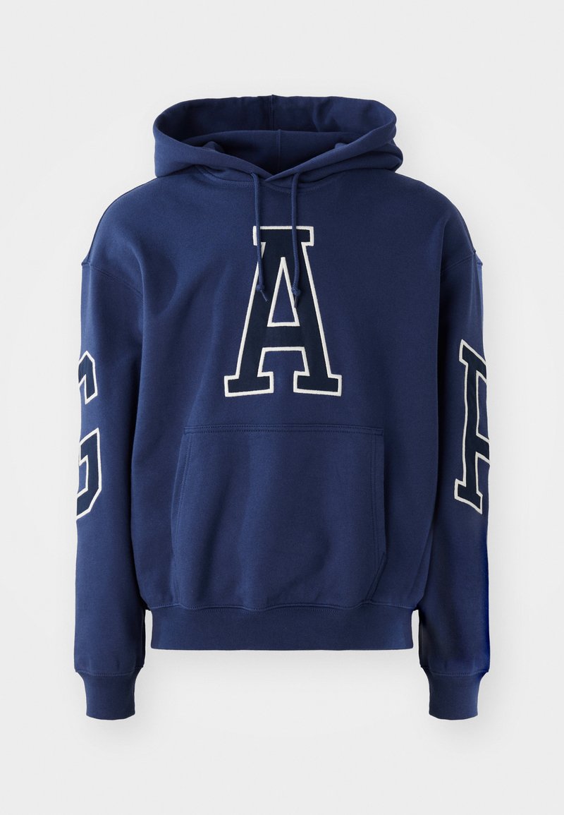 Marineblaues Hoodie mit Kängurutasche, versehen mit weiß gestickten Buchstaben "G" und "A" auf der Vorderseite und dem Ärmel, aus einem weichen Stoff gefertigt.