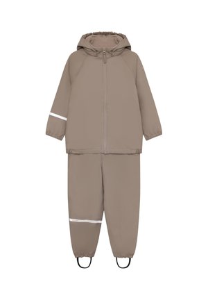 Completo antipioggia per bambini color taupe con cappuccio, composto da giacca e pantaloni con strisce riflettenti bianche su una manica e una gamba, polsini elastici e laccetti sotto i piedi.