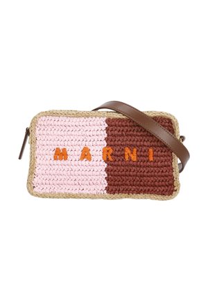Borsa a tracolla rettangolare intrecciata con metà rosa e metà marrone, lettere arancioni che compongono il nome del marchio e tracolla in pelle marrone.