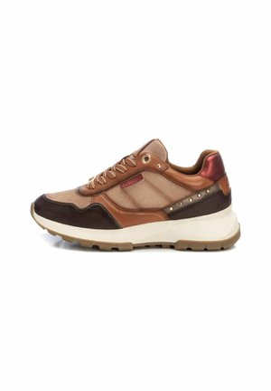 Zapatilla deportiva con una mezcla de ante y cuero en tonos marrón y beige, con una suela gruesa blanca, cordones redondos y detalles metálicos.