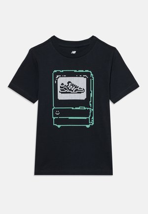 T-shirt noir à manches courtes avec un design en pixel art d'une basket affichée sur un écran rectangulaire en vert et blanc.