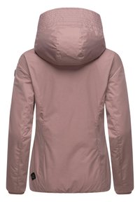 Lichtroze hooded jack met een gladde textuur, strakke pasvorm en elastische manchetten. Beschikt over een geraffineerde capuchon en een merkaccent aan de zoom.
