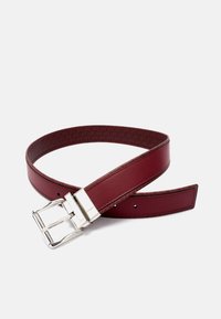 Bordowy skórzany pasek z prostokątną srebrną klamrą, o gładkiej teksturze i pięcioma otworami regulacyjnymi do dostosowania rozmiaru.