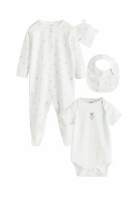 White baby clothing set including a long-sleeve onesie, short-sleeve bodysuit, bib, and hat, with bear patterns and soft material.