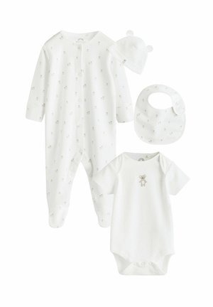Witte babykleding set bestaande uit een longsleeve rompertje, een shirt met korte mouwen, een slabbetje en een muts, voorzien van berenpatronen en zachte materialen.