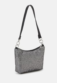 Borsa a spalla nera e argento in paillettes con chiusura a zip, superficie strutturata e design piatto, dotata di una tracolla nera e dettagli in metallo argentato.