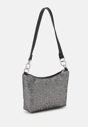 Sac à épaule en sequins noirs et argentés avec fermeture éclair, surface texturée et design plat, dotée d'une bandoulière noire et d'accents en métal argenté.