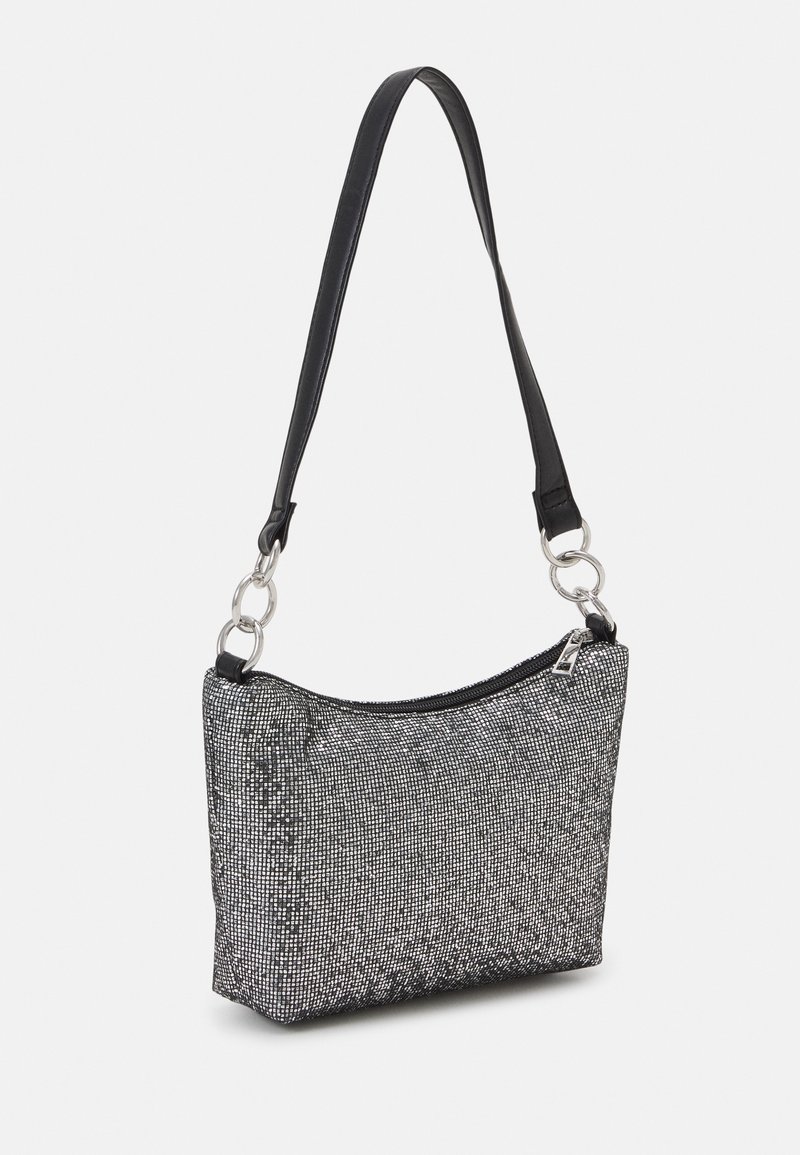 Borsa a spalla nera e argento in paillettes con chiusura a zip, superficie strutturata e design piatto, dotata di una tracolla nera e dettagli in metallo argentato.