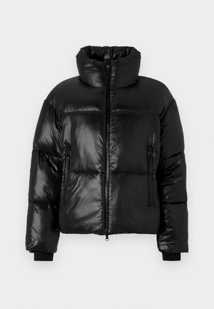 Czarna kurtka puchowa z wysokim kołnierzem, błyszczącą fakturą, kieszeniami na zamek i elastycznymi mankietami. Krój o pudełkowym kształcie z przeszywanymi panelami.