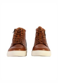 Sneakers alte in pelle marrone con lacci e cerniere laterali. Suole in gomma bianca e dettagli testurizzati sui lati. Finitura liscia.
