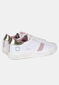 Sneaker bianche con accenti laterali in suede rosa e dettaglio del tallone in metallo argentato. Suola piatta in gomma bianca e design con lacci, con branding sul tallone.