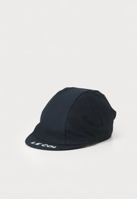 Schwarze Radmütze mit runder Form, aus leichtem Stoff gefertigt, mit einem vorderen Schirm und gesticktem "LE COL"-Logo auf der Vorderseite.