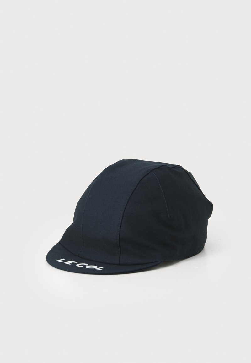 Schwarze Radmütze mit runder Form, aus leichtem Stoff gefertigt, mit einem vorderen Schirm und gesticktem "LE COL"-Logo auf der Vorderseite.