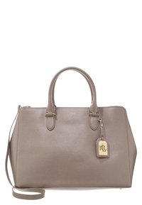 Bolso sintético gris con dos asas superiores, correa de hombro desmontable, acentos dorados y una etiqueta rectangular adjunta. Textura suave.
