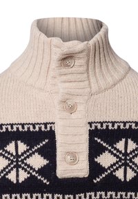 Der Strickpullover hat eine hellbeige Farbe, einen gerippten Kragen, drei Knöpfe und ein dunkles marineblaues Muster mit geometrischen Designs.