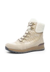 Botte d'hiver beige avec des panneaux en cuir matelassé et en daim, œillets dorés, lacets beiges, col en fourrure synthétique et semelle en caoutchouc texturé.