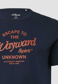 Navy-blaues Baumwoll-T-Shirt mit orangefarbigem Text: "FLIEH ZUM Wegweisenden Geist UNBEKANNT." Klassisches Rundhals-Design.