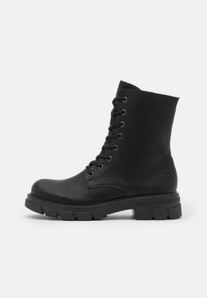 Bottine en cuir noir à bout rond, avec un laçage à l'avant et une semelle en caoutchouc épaisse avec un motif texturé. Comprend un détail logo sur le côté.