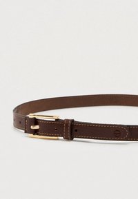 Ruskea nahkavyö, jossa on kultatonninen metalli-allas, ommeltu yksityiskohtia ja säätöreiät. Tasainen pinta ja klassinen muotoilu.