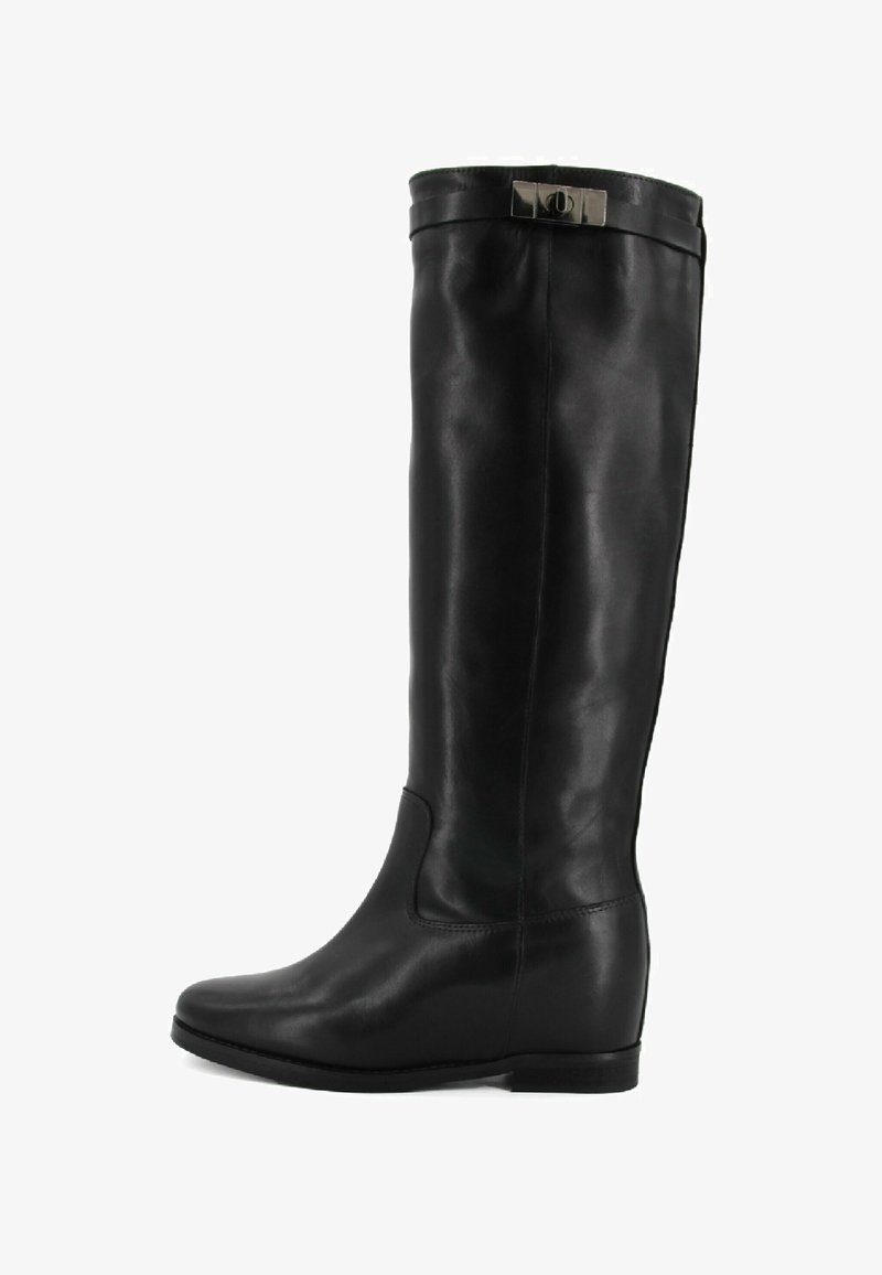Stivale in pelle nera fino al ginocchio con una finitura liscia, punta arrotondata, tacco a zeppa basso e un dettaglio in logo argento sulla parte superiore del gambale.