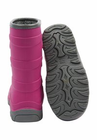Stivali di gomma fucsia con suola nera texture, caratterizzati da un design a righe nella parte superiore e da un rivestimento morbido nella parte superiore.