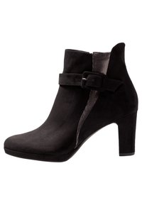 Zwarte suède enkellaarsjes met een gebogen vorm, taps toelopende neus en een hoge hak. Voorzien van een riemgesp-accent en een gestructureerd paneel aan de zijkant.