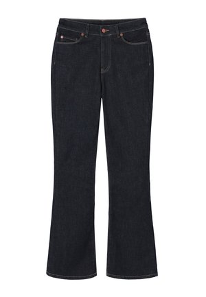 Tmavě modré bootcut džíny s pěti kapsami, měděnými hřebíky a kontrastním šitím, položené na bílém pozadí.