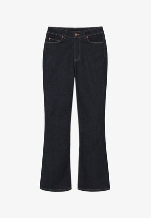 Tmavě modré bootcut džíny s pěti kapsami, měděnými hřebíky a kontrastním šitím, položené na bílém pozadí.