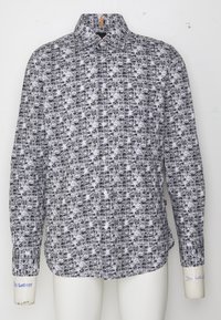 Långärmad skjorta med ett svartvitt fotografiskt mönster, knappkrage och vita manschetter med texten "DO WRIST" på ena ärmen.