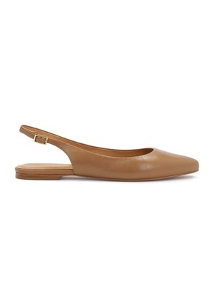 Chaussure slingback plate en cuir marron avec bout pointu et boucle dorée sur fond blanc.