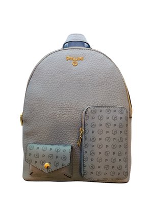Zaino in pelle grigia dalla forma arrotondata, con hardware dorato e finitura testurizzata. Include una piccola tasca frontale con un motivo a logo in rilievo.