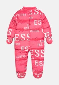 Guess NEWBORN HOODED PADDED OVERALL UNISEX - Téli overál - fuchsia lipstick