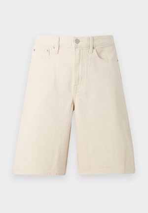 Εκρού, τζιν σορτς μέχρι το γόνατο με εμπρόσθιο κουμπί, φερμουάρ, θηλιές για ζώνη και πεντάτσεπο σχέδιο σε λευκό φόντο.