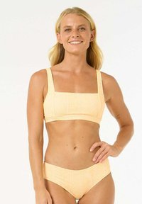 Gelbes Bikini-Set mit quadratischem Ausschnitt und strukturiertem Stoff. Das Oberteil hat breite Träger, und die Unterteile sind im klassischen Schnitt.