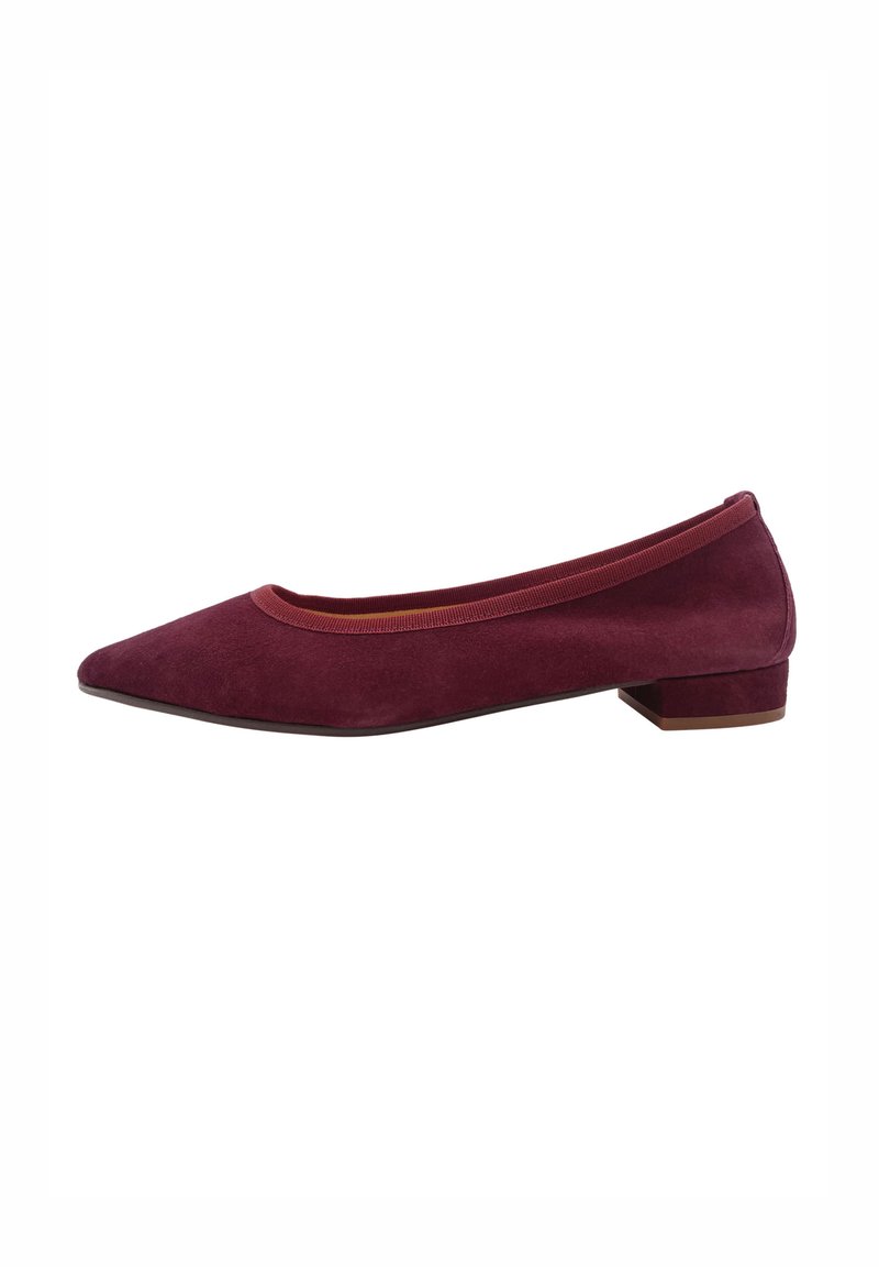 Bordeaux-farbene Wildleder Ballerinas mit einer spitzen Zehenform und kontrastierender elastischer Besatz, ausgestattet mit einem kleinen, quadratischen Absatz. Glatte Textur über das gesamte Paar.