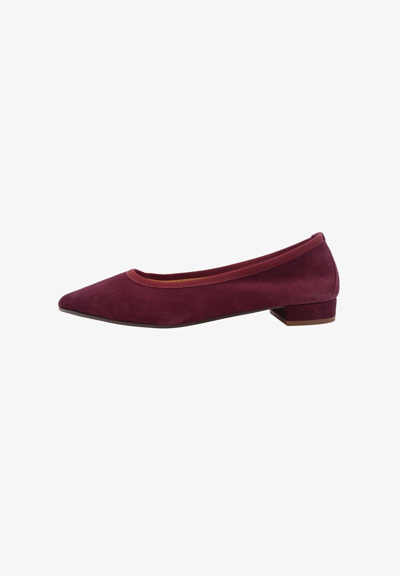 Bordeaux-farbene Wildleder Ballerinas mit einer spitzen Zehenform und kontrastierender elastischer Besatz, ausgestattet mit einem kleinen, quadratischen Absatz. Glatte Textur über das gesamte Paar.