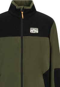 Fleecejack in donkerolijfgroen en zwart, met een hoge kraag, ritssluiting en een klein patchlogo op de borst.