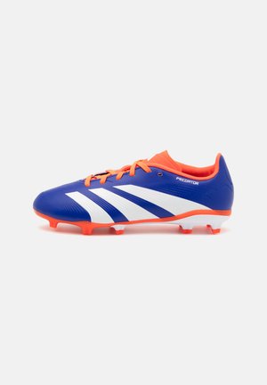 Blaue synthetische Fußballschuhe mit weißen Streifen und orangefarbenen Akzenten, ausgestattet mit einer strukturierten Oberseite, Schnürverschluss und geformten Stollen.