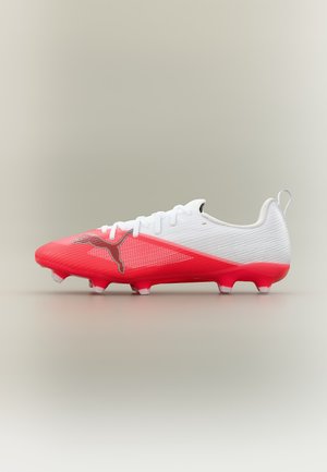 Λευκό και κόκκινο ποδοσφαιρικό παπούτσι Puma με κορδόνια και τάπες σε ουδέτερο φόντο, πλευρική όψη που δείχνει το λογότυπο Puma μπροστά.