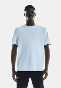 On - FOCUS - Basic T-shirt - arctic Thumbnail Image 1