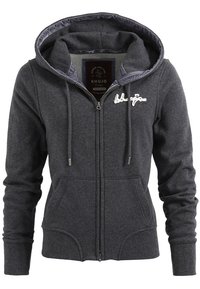 Sudadera gris con cremallera, capucha con cordón, bolsillos laterales y un detalle de logotipo. Confeccionada con una tela suave y un acabado texturizado.