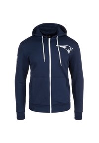 Námořnická modrá mikina na zip vyrobená z měkké tkaniny, s bílým zipem, šňůrkami na kapuci a logem na levé straně hrudi a na rukávu.