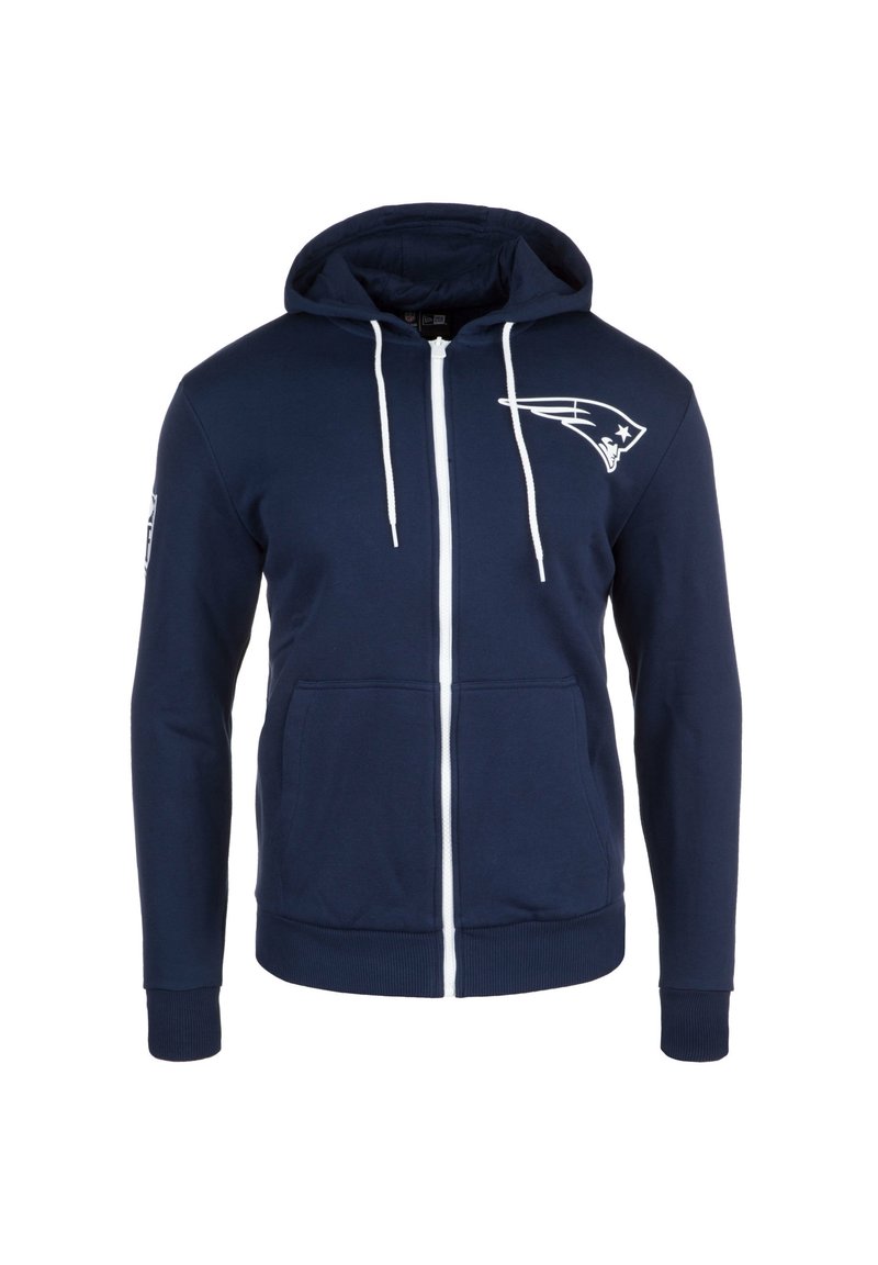 Námořnická modrá mikina na zip vyrobená z měkké tkaniny, s bílým zipem, šňůrkami na kapuci a logem na levé straně hrudi a na rukávu.