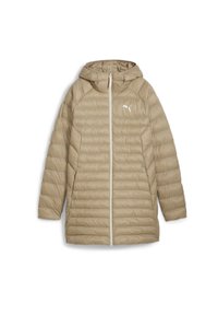 Beige pufferjakke med hætte, med en frontlynlås, kviltet design og et lille hvidt logo på brystet. Glat tekstur og mellemlang længde.