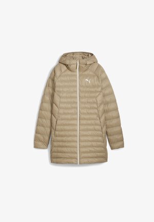 Beżowa kurtka puchowa z kapturem, z zamkiem błyskawicznym z przodu, pikowanym wzorem oraz małym białym logo na piersi. Gładka tekstura i średnia długość.
