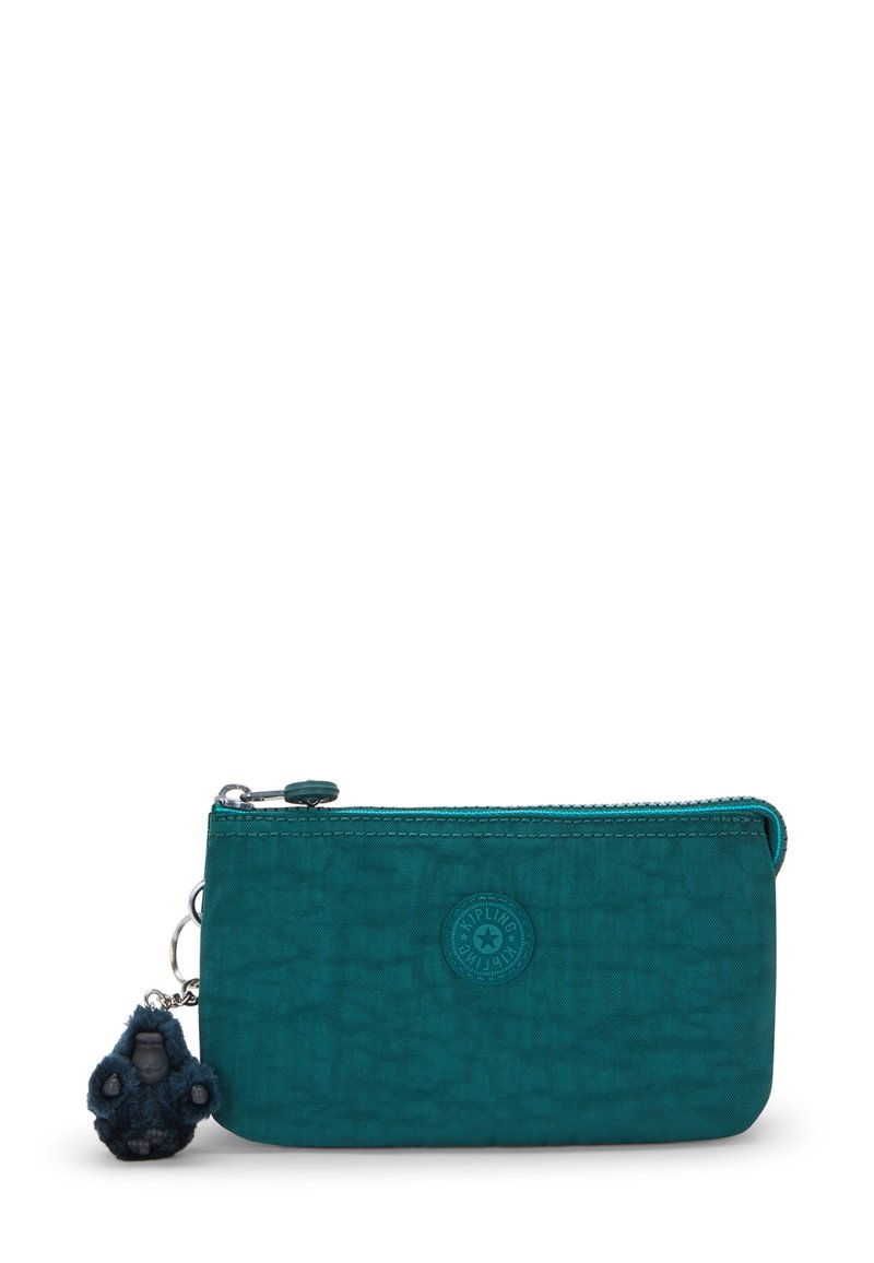 Teal ritsportemonnee met een gestructureerde afwerking, voorzien van een rond logo en een sleutelhanger charme van een zwarte gorilla. Compact en functioneel ontwerp.