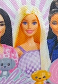 Tres muñecas con peinados variados. La muñeca del centro tiene el pelo largo y liso de color rubio, lleva un vestido de cuadros lavanda y tiene los ojos azules.